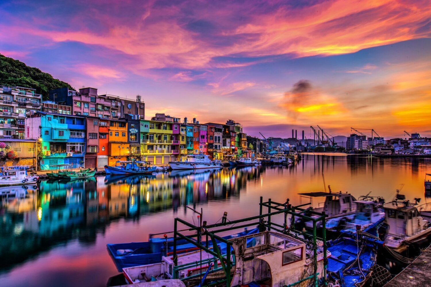 正濱漁港夕陽染上天空色彩,倒映在水面的彩色屋更添浪漫。圖/北海岸及觀音山國家風景區管理處提供