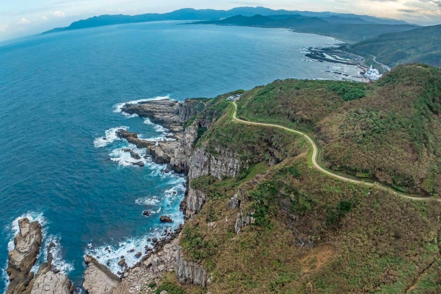 湛藍海岸線蜿蜒展開,東北角壯麗的岬角地形在冬季更顯迷人,是公路旅行與海景攝影的熱門勝地。圖/東北角風管處提供