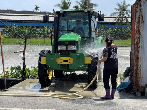 農機上路清洗做得好,道路乾淨騎士更安全! 農機上路清洗做得好,道路乾淨騎士更安全!