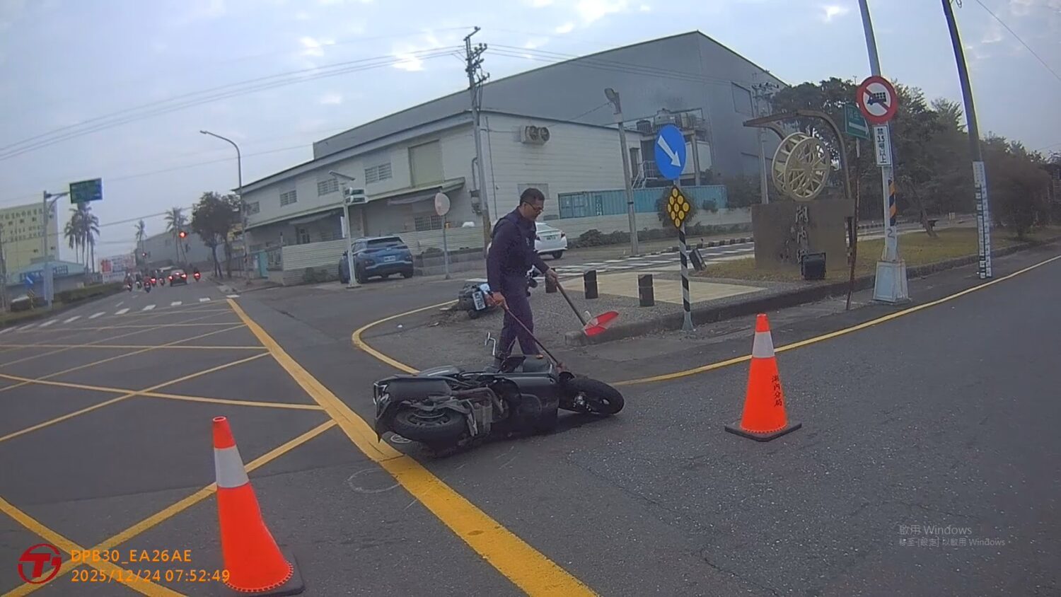 湖內警暖心清油漬　尖峰時段速解交通危機