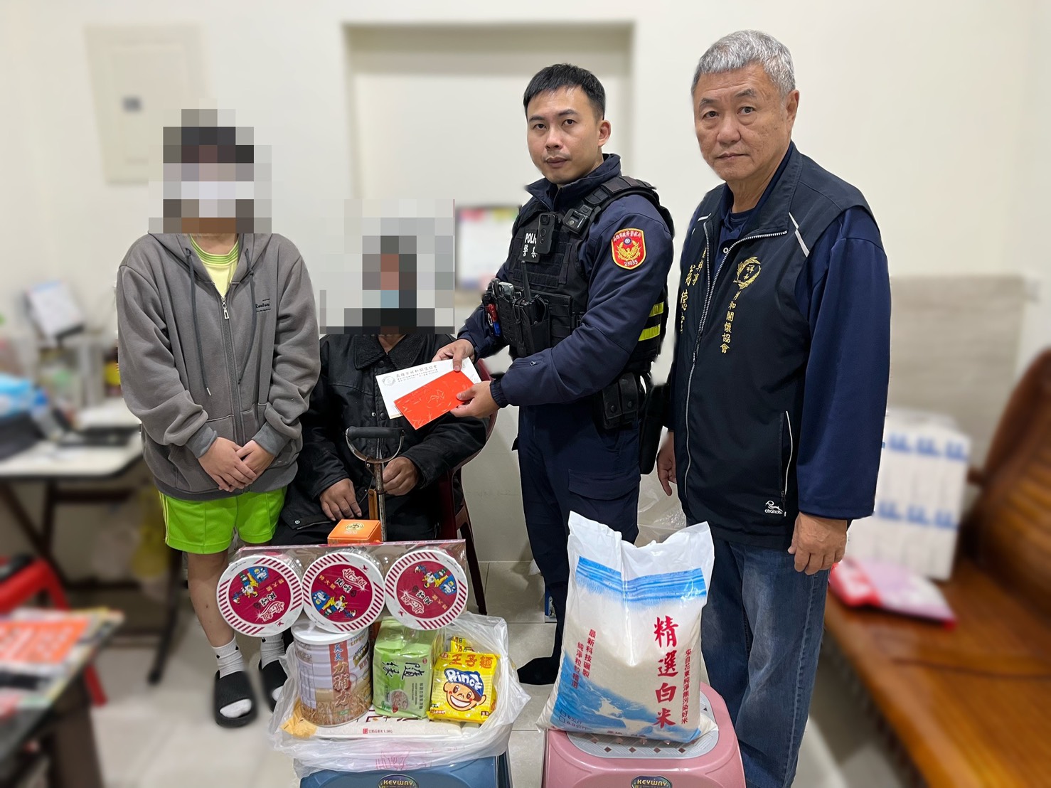 梓官警所結合社資 救助半工半讀照顧繼父少女 梓官警所結合社資 救助半工半讀照顧繼父少女