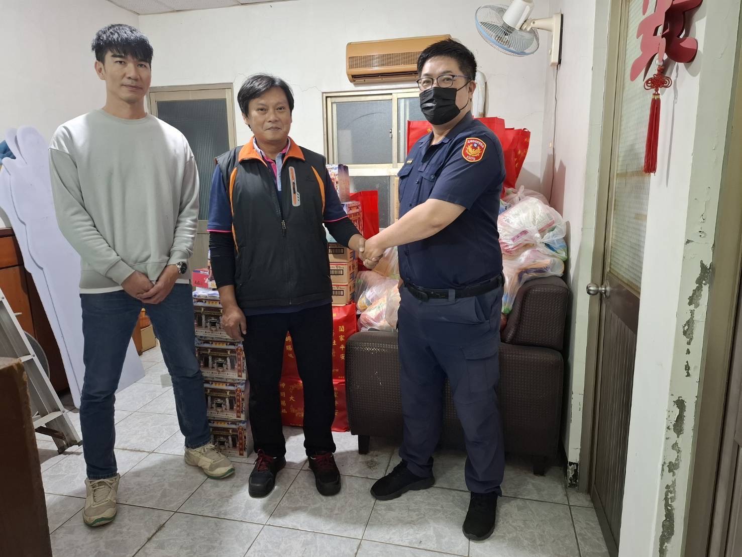 岡山分局舊港所結合宣德會愛心 冬日送暖同步反詐宣導 岡山分局舊港所結合宣德會愛心 冬日送暖同步反詐宣導