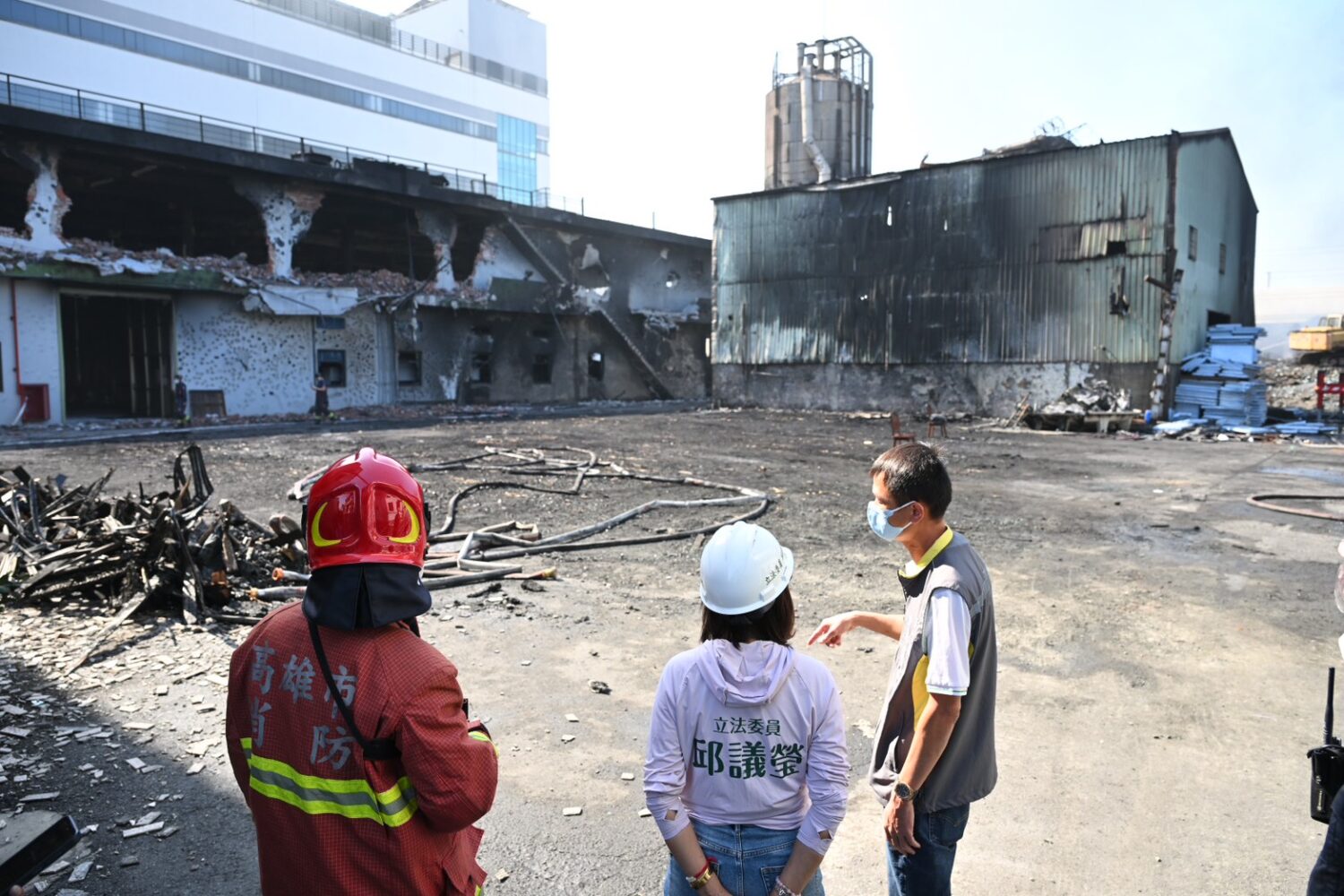 大發工業區火災撲滅 邱議瑩送蠻牛慰勞消防英雄 大發工業區火災撲滅 邱議瑩送蠻牛慰勞消防英雄