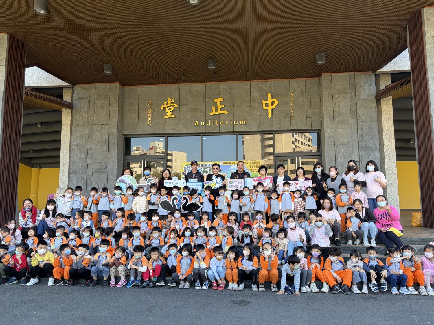 輔英科大喜迎黑天鵝與迷你馬  展現生態共融再添亮點