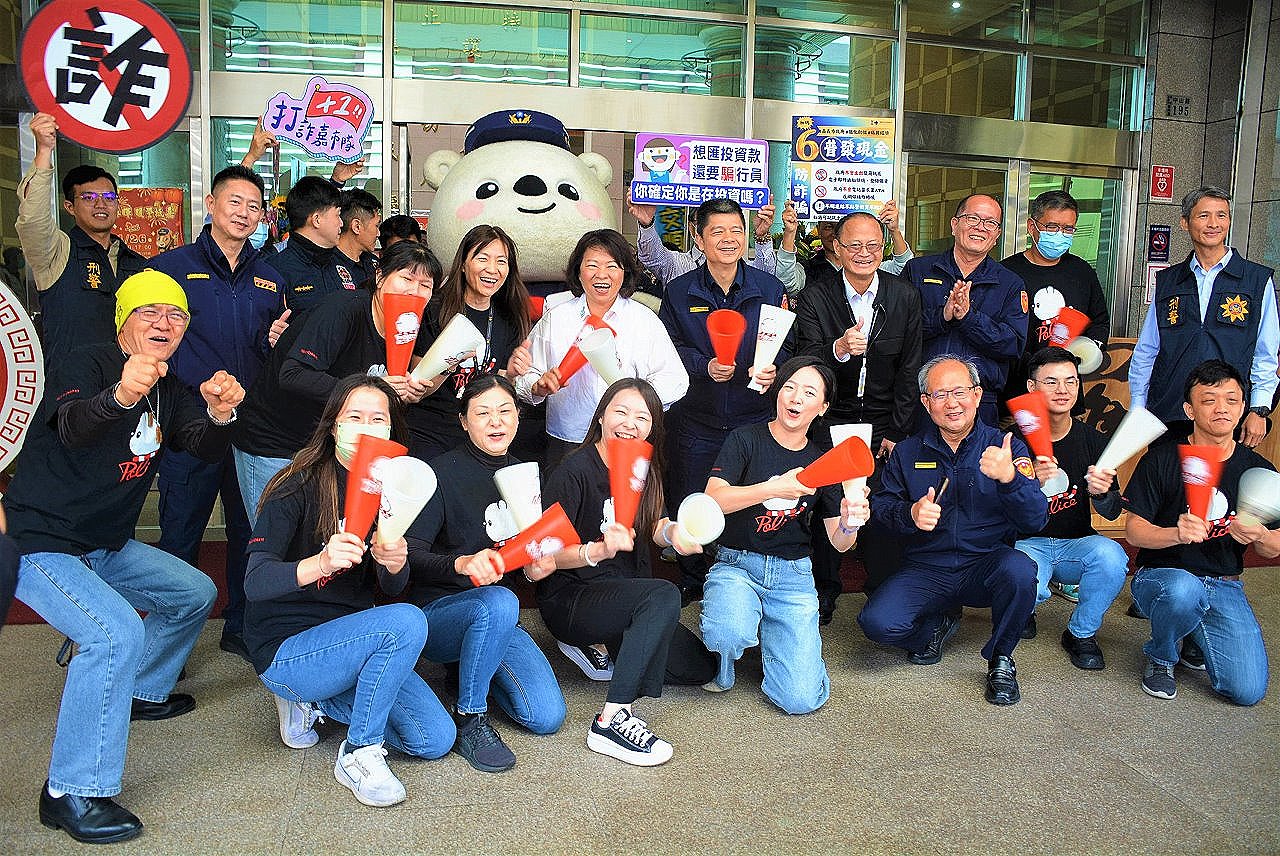 馬迎春暉 暖警抵嘉　嘉義市警局新春揮毫暨捐血公益活動