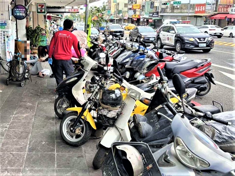 住院外出體力不支　長竹警助婦人送醫救治