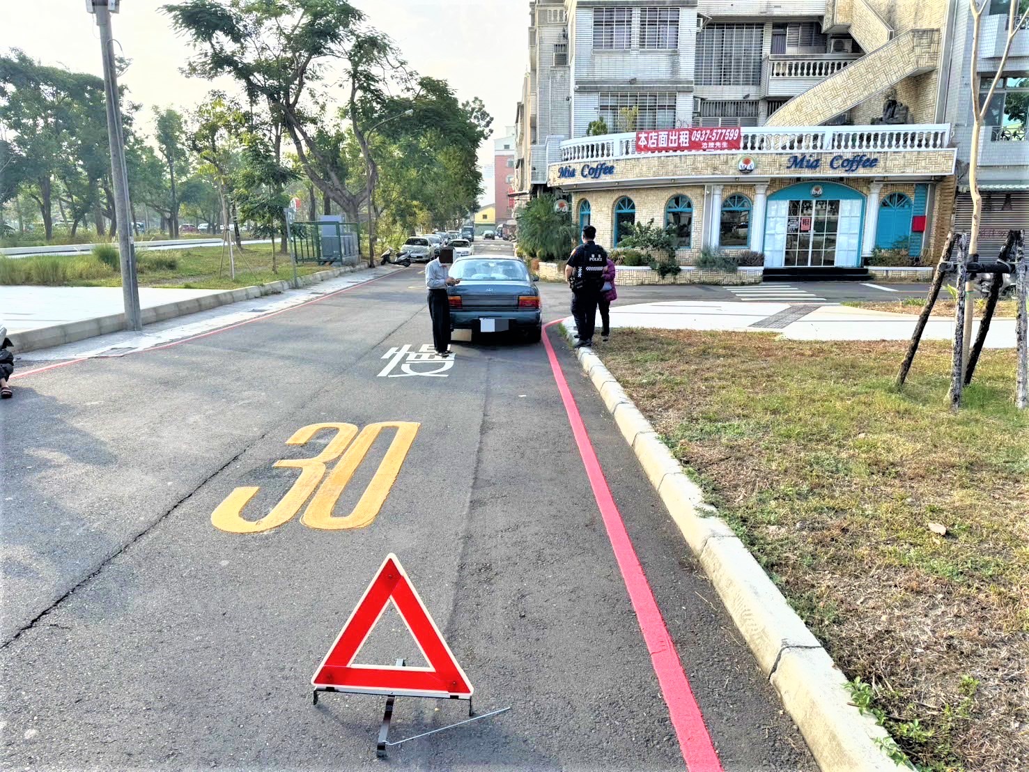 車輛拋錨卡路中 八掌警守護行車安全即時救援