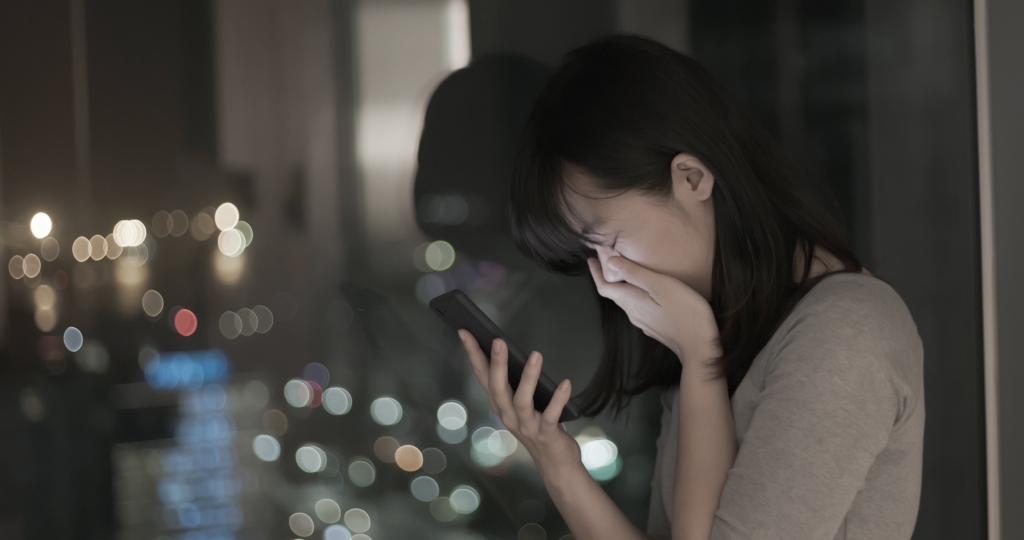 妳變得很會忍耐情緒,明明發現事情不對勁,卻還是為了愛情而忍讓。圖/123RF圖庫