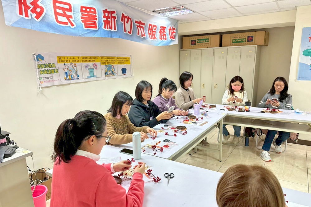 聞得到的幸福年味　移民署竹市服務站新住民手作新春掛飾