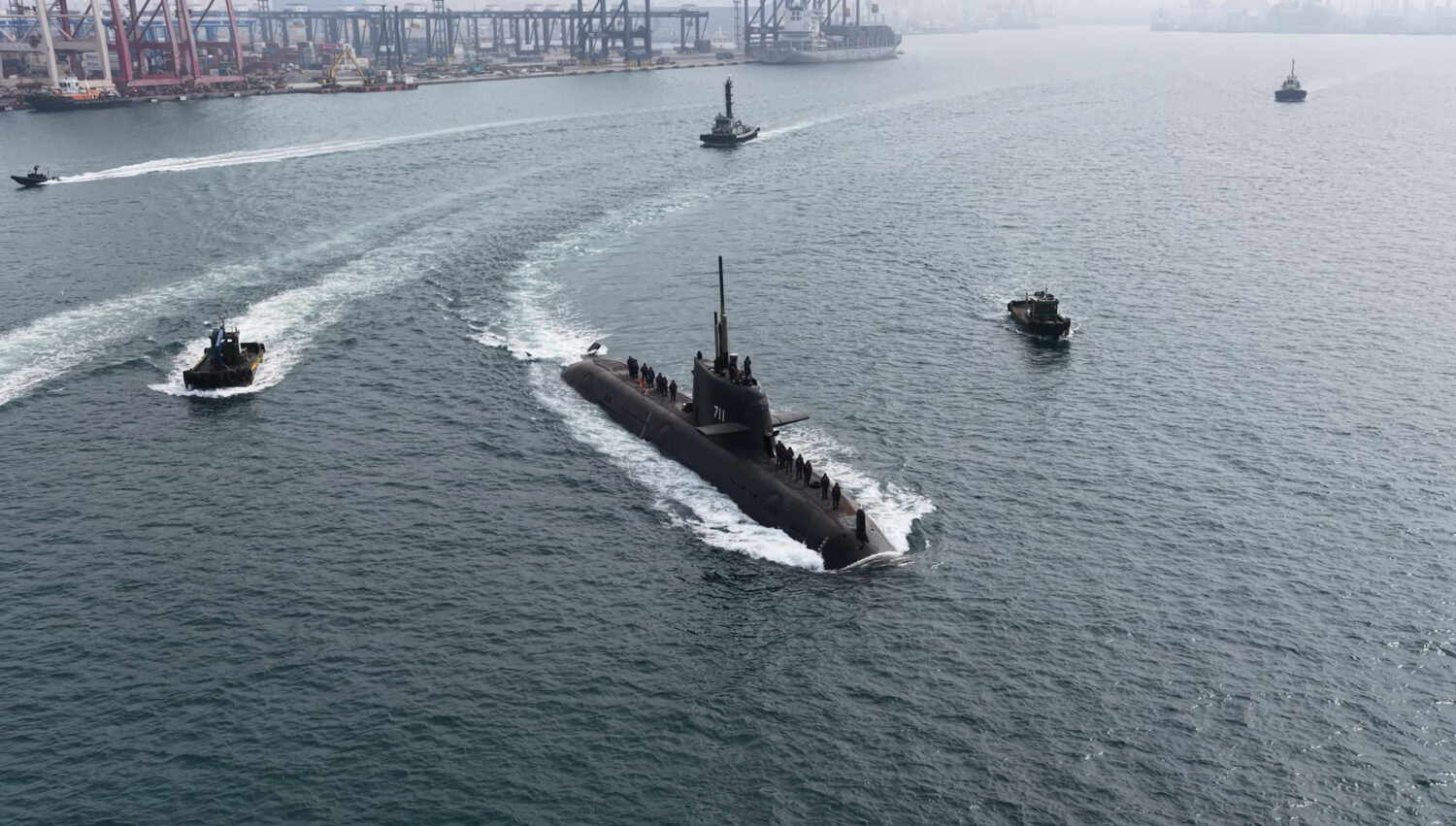 台船承造「海鯤軍艦」執行潛航前置海上測試