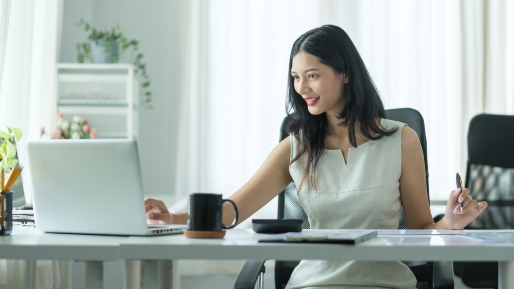 事業型女性早就習慣在工作、生活與自我之間切換,懂得把自我的成功擺第一位,談戀愛也不會變成全世界只剩對方。圖/123RF圖庫