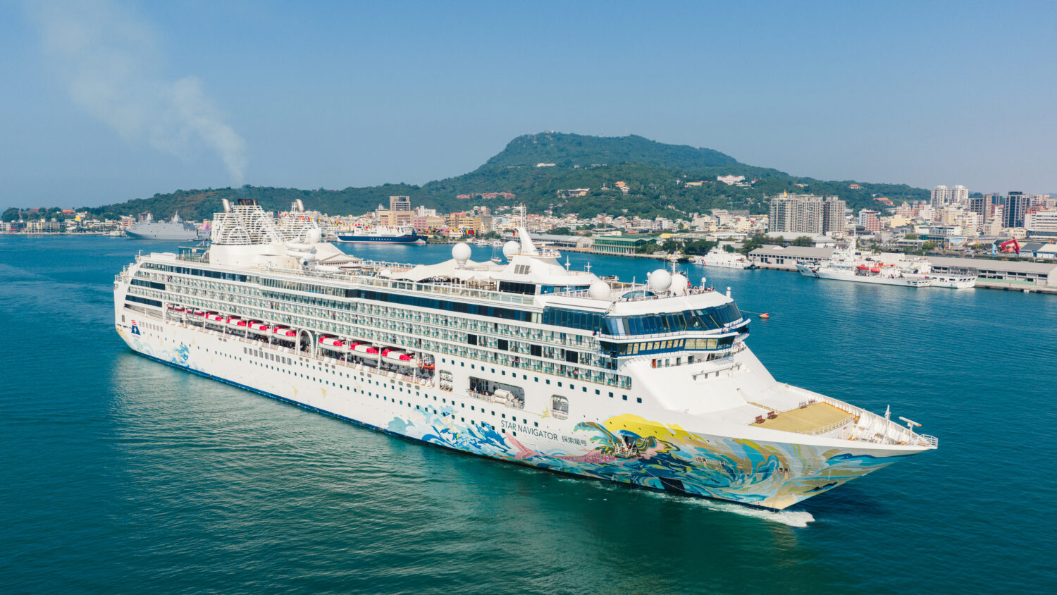 高雄港雙郵輪同日靠泊  愛達郵輪「愛達女神」、麗星郵輪「探索星號」接力到港