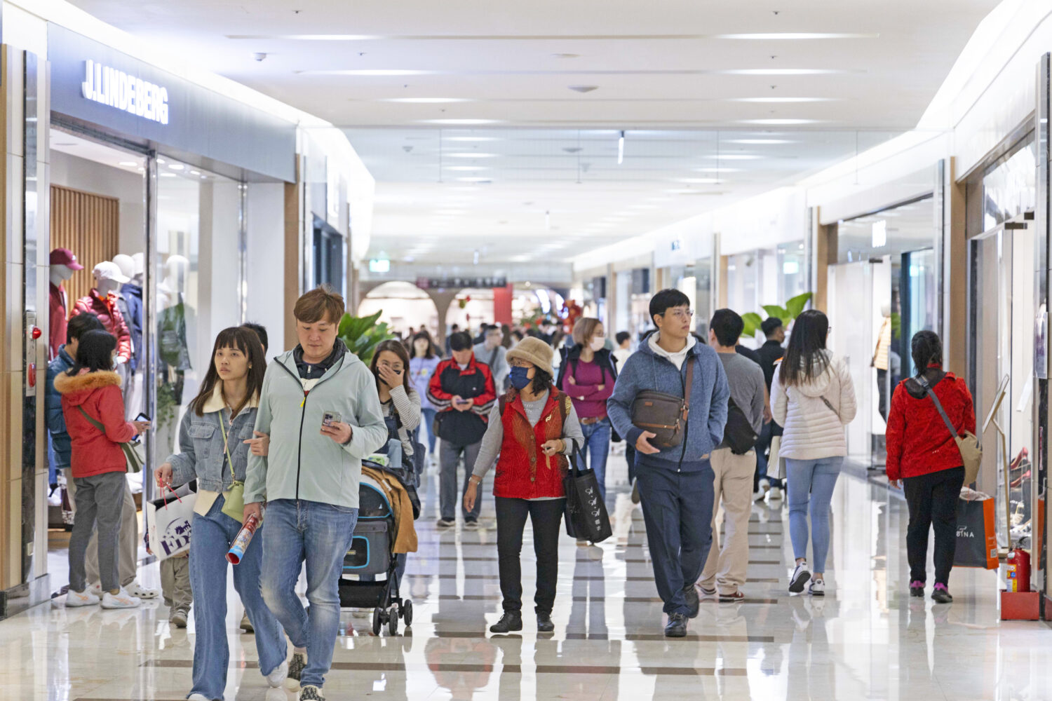 義大世界啟動春節購物季  精品福袋4折起搶攻年節商機