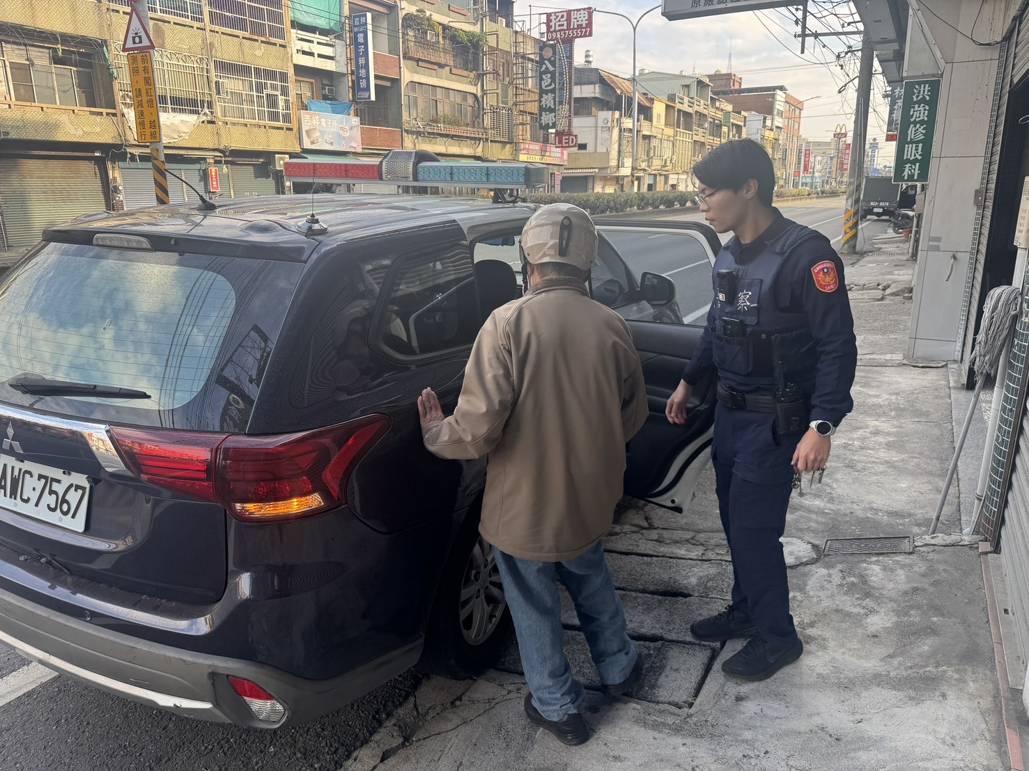 忘記返家路  湖內暖警助迷途翁返家