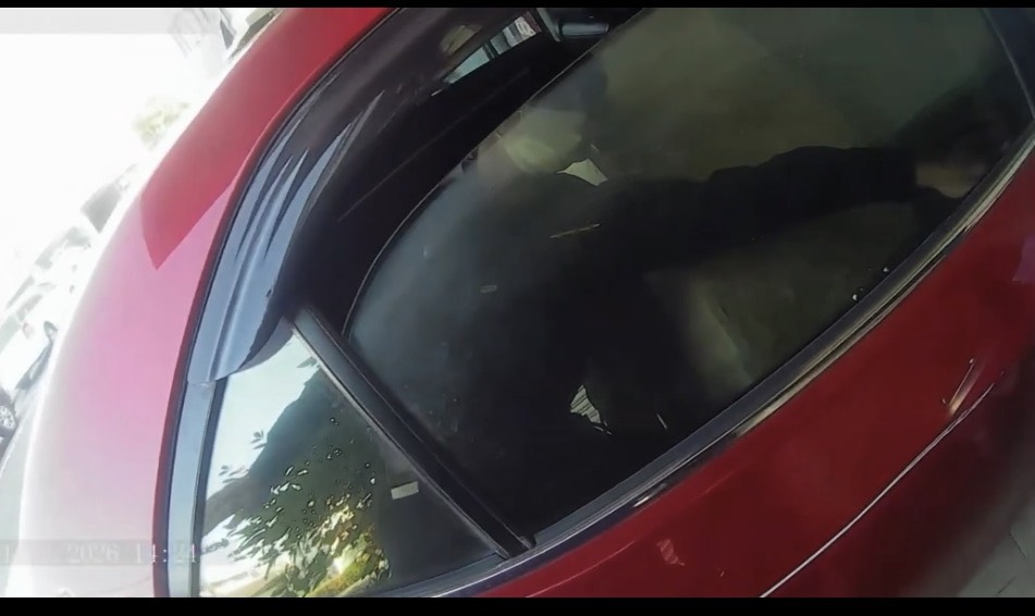 停車失誤卡死角  前峰所員警即刻救援避免車損