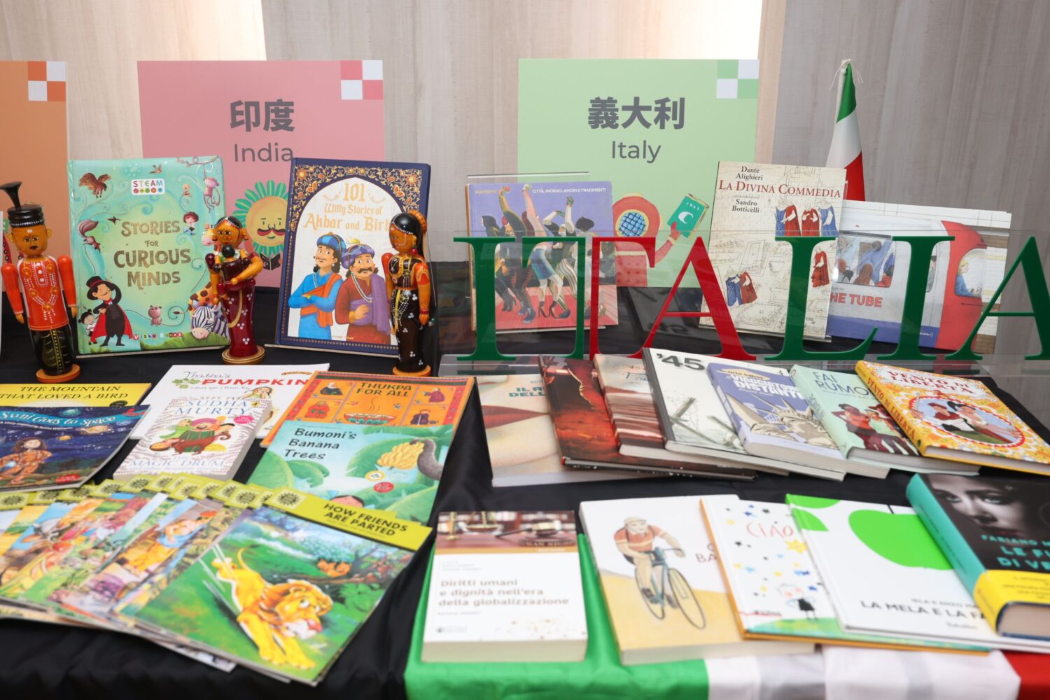 印度與義大利展出圖書。圖/文化部