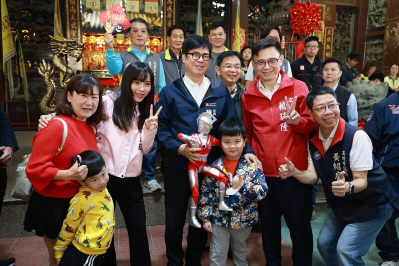陳其邁馬年走春發超人力霸王紅包  祈福祝賀市民幸福成功