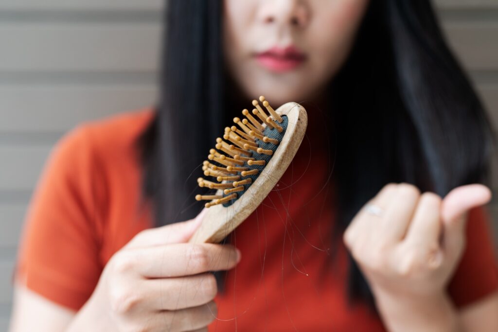 洗頭前的第一步應該是「乾梳」。用梳齒較寬的木梳，從髮根往髮尾輕輕梳理。圖/123RF圖庫
