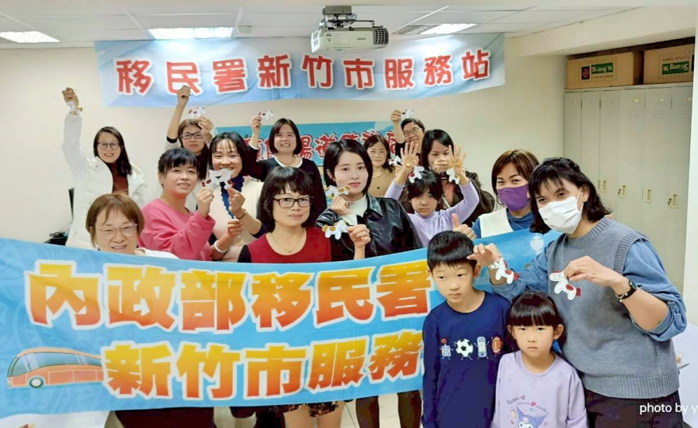 多元文化增添過年儀式感　移民署竹市分享祝福的禪繞紅包和小馬吊飾