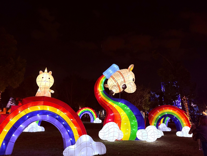 「希望彩虹谷」燈組,應景馬年,推廣后里馬場及臺中動物之家后里園區。圖/臺中市政府農業局提供