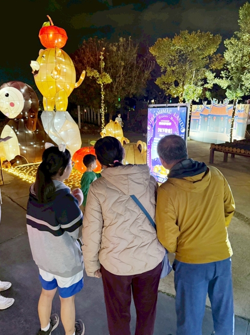 臺中市政府農業特別規劃「小小解說員」為民眾導覽,讓學生及民眾都能在燈會中獲得更多動保知識與設計理念。圖/臺中市政府農業局提供