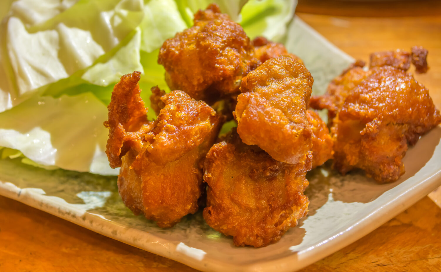 華航機上餐點提供台灣代表性美食鹹酥雞,國民美食出現在機艙內讓乘客驚喜萬分。此為示意圖。圖/123RF圖庫
