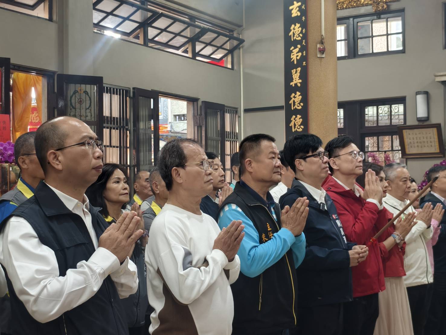 陳其邁走春送祝福  正月初一參香7廟宇分送開運紅包