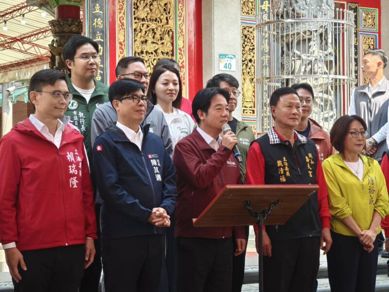 陪同總統賴清德前往岡山壽天宮參香   陳其邁祈求國泰民安、風調雨順
