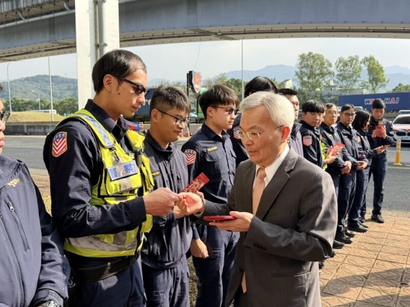 紅斑馬春節不打烊  警政署長張榮興春節前夕慰勉國道警