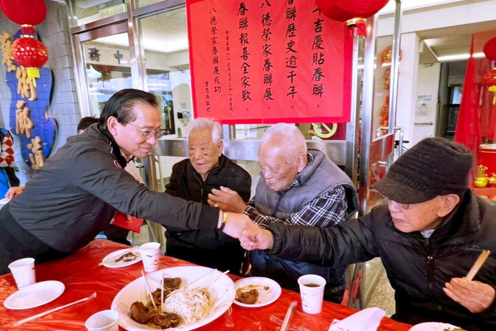致贈新春福袋x共享豬腳麵線　桃市社會局長關懷八德榮家長輩共迎馬年