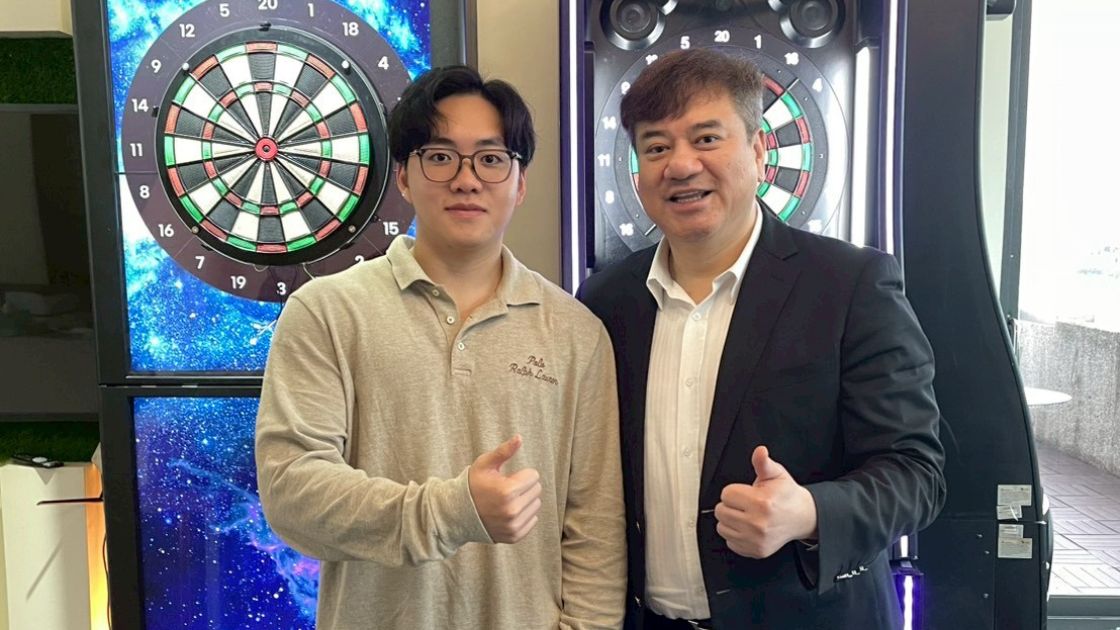 郭金耀會長與宏林行銷長程品恆同框,在專業電子飛鏢機台前雙雙豎起大拇指,象徵體育與行銷兩大產業領導者對於飛鏢未來發展的信心。