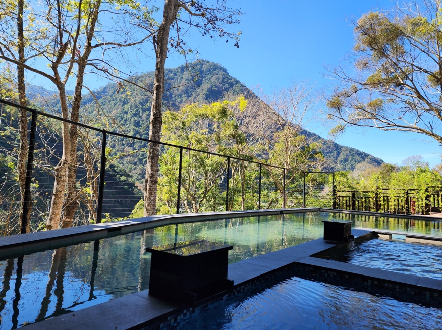 溫泉被山林包圍著，旅客能沉浸在群山環抱的日系美學與隱世獨立的寧靜氛圍。圖 / 花東縱谷國家風景區管理處 提供