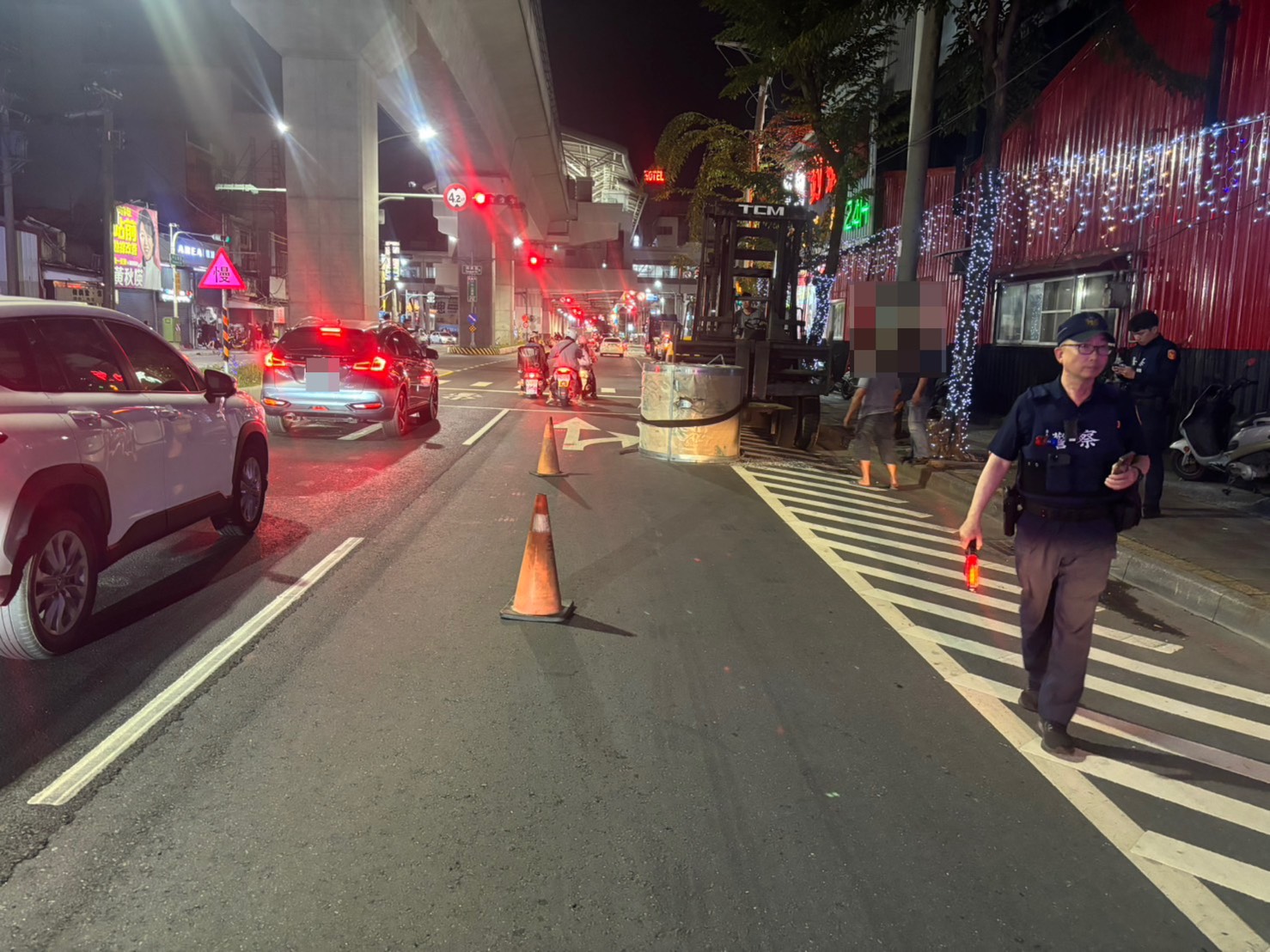 鋼捲未捆牢煞停掉落路面 岡山警迅速到場疏導並依法開罰
