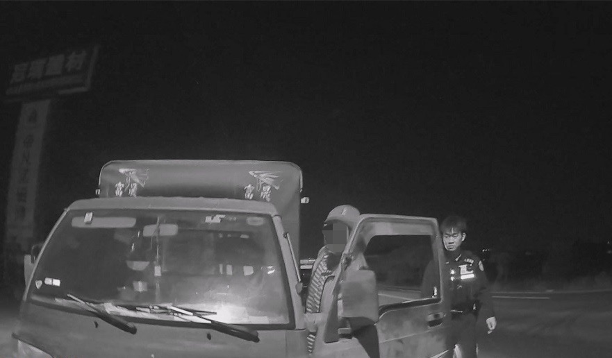 旗山警深夜守護！美濃所攔查未開燈貨車化解危機