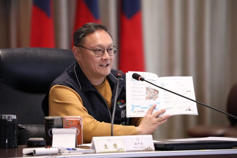 ▲ 台中市副市長鄭照新昨（17）日代理主持第709次市政會議，介紹市府首度出版的地方創生專刊《ㄏㄧㄡˇ，原來這就是臺中》。（圖／台中市政府提供　記者游穎達台中傳真）
