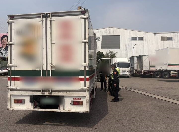 廿一歲女騎士遇大劫          慘死營業大貨車輪下