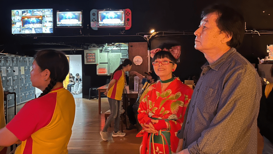 賴勛彪與百變歌后蔡閨緊盯大秀。