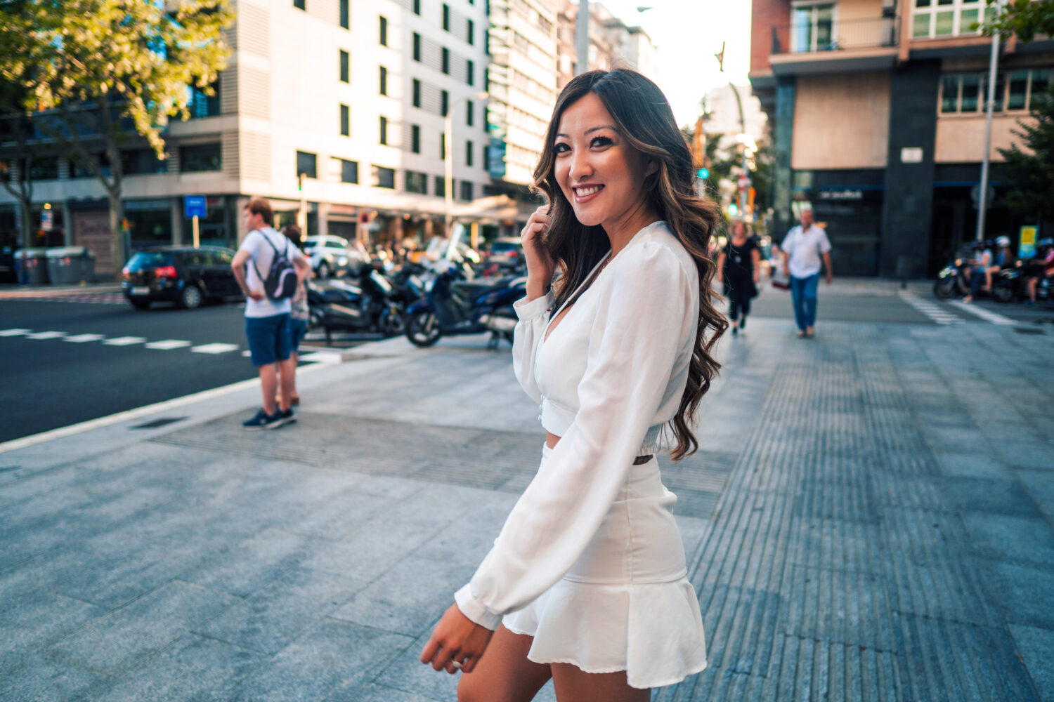 雲舞白比較不挑膚色，黃種人穿雲舞白色短裙和罩衫也很好看。圖/123RF圖庫