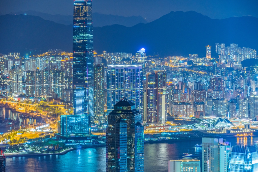 從太平山頂拍攝的高空維多利亞港夜景相當美麗。圖/123RF圖庫