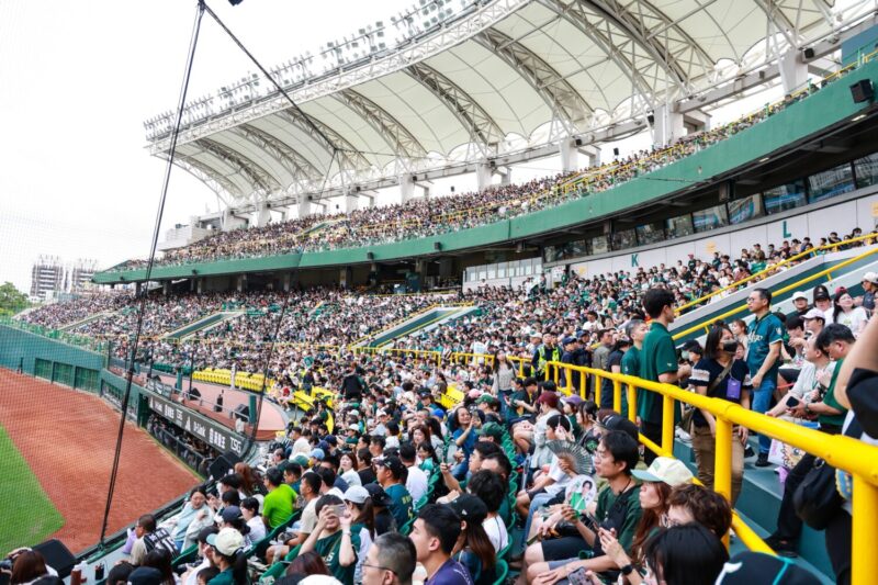 台鋼雄鷹強勢開戰  陳其邁開球助陣見證澄清湖球場華麗轉身
