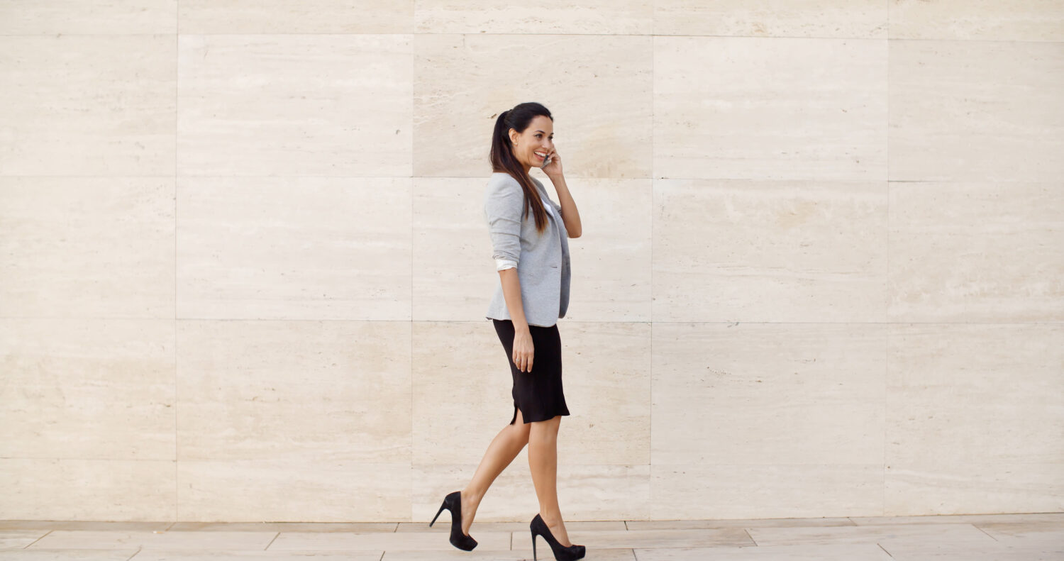 選一條深色鉛筆裙，上半身搭一件真絲襯衫，再踩上細帶高跟鞋。這種「上輕下重」的材質混搭，讓妳專業又保有法式女人的柔軟與優雅。圖/123RF圖庫