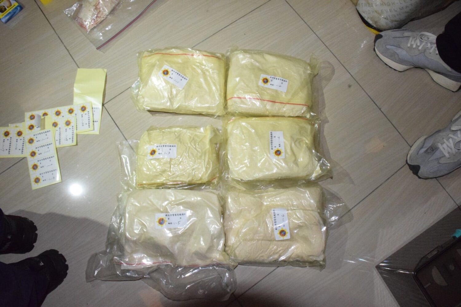 竹市警強力掃蕩毒品瓦解販毒集團 查扣市值昂貴的彩虹菸與果汁粉包 竹市警強力掃蕩毒品瓦解販毒集團 查扣市值昂貴的彩虹菸與果汁粉包