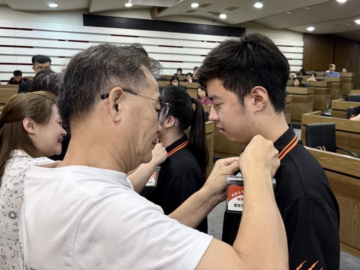 輔英科大授證百名長照生　校長林爵士:「人間天使」