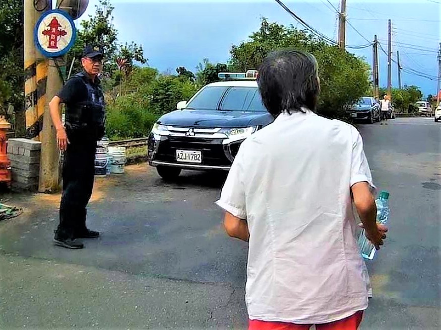 不熟路況迷途  長竹警助老婦人團圓