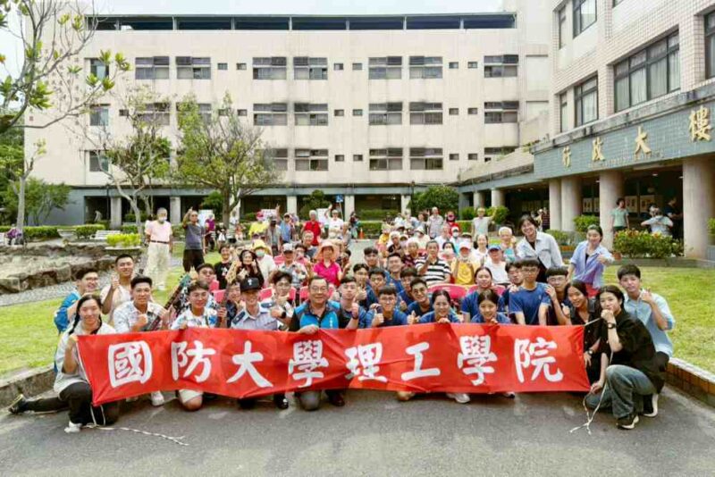 青銀共融！國防理工學院青年熱情演出　八德榮家長輩樂品美酒文化