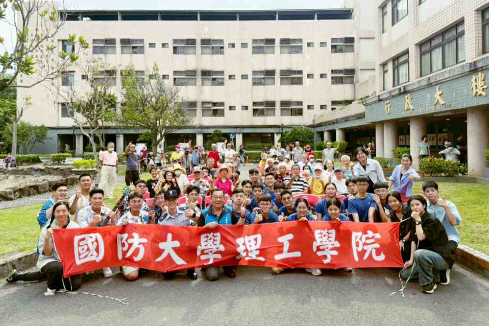 青銀共融！國防理工學院青年熱情演出　八德榮家長輩樂品美酒文化