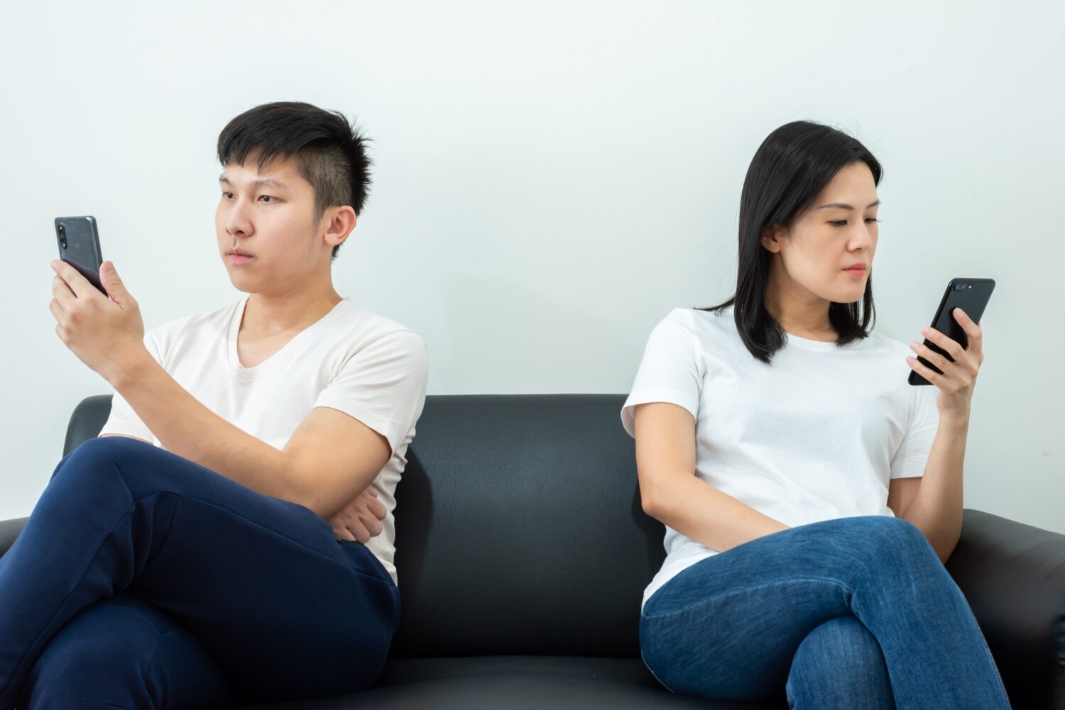 伴侶拒絕交流，會讓另一半覺得自己像個瘋子在演獨角戲。婚姻裡的熱情不是消失在爭執中，而是死在這種無聲的隔閡裡。圖/123RF圖庫