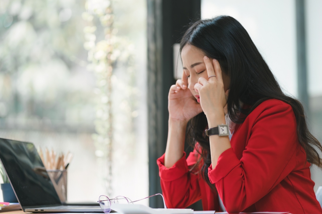 每天早上叫醒妳的不是夢想,而是那股比鬧鐘還準時的「厭世感」嗎?妳不禁開始懷疑,自己當初到底是抱著什麼樣的憧憬踏入職場的?圖/123RF圖庫