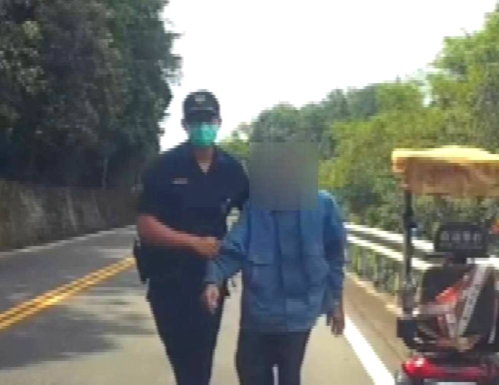 埔里老翁想兒子騎醫療代步車探尋　累停路邊獲警送回　