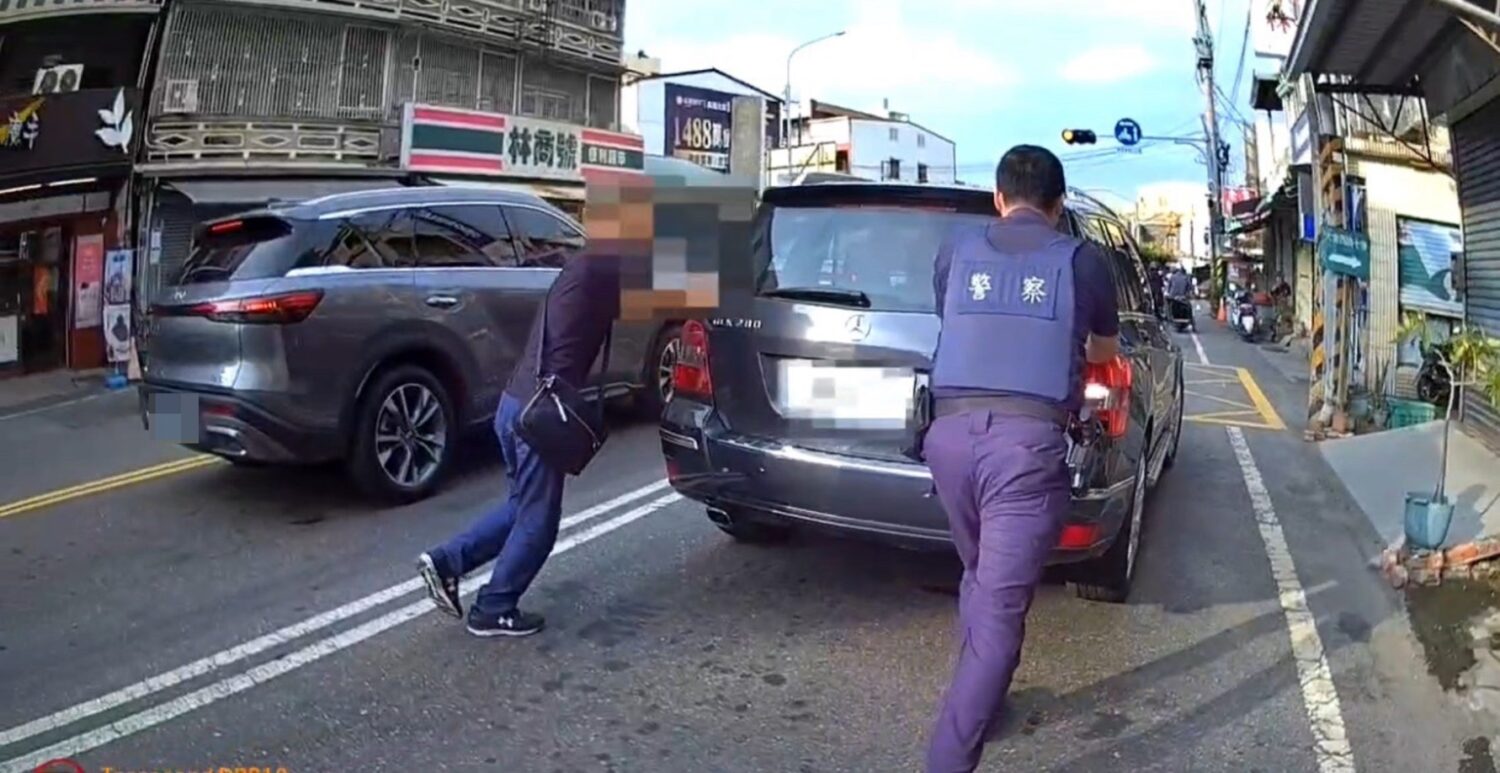 車卡路中央急壞老翁 梓官暖警秒衝上前「合力推車」超暖心 車卡路中央急壞老翁 梓官暖警秒衝上前「合力推車」超暖心